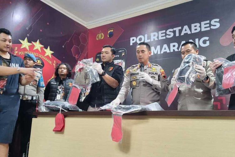 Pelaku pembunuhan sadis itu bernama Baghastian Wahyu Kisara (27) menghadiri konferensi pers di Mapolrestabes Semarang, Selasa (25/7/2023).