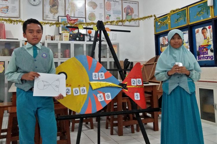 Muhammad Adam Fahri Arsal (kiri) dan Almira Shaliz Reta Nailah, memperkenalkan metode penghitungan fishmat.