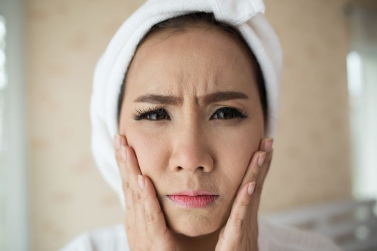 Stres tidak berdampak pada mental, tapi juga memicu kerutan di wajah. Ahli jelaskan bagaimana kortisol dan kebiasaan buruk mempercepat penuaan kulit.
