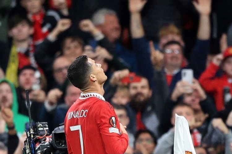 Striker Man United, Cristiano Ronaldo, melakukan selebrasi tidur usai menjebol gawang Sheriff dalam laga Grup E Liga Europa 2022-2023 di Stadion Old Trafford, Jumat (28/10/2022) dini hari WIB. Terkini, Ronaldo tengah mempersiapkan diri melawan Real Sociedad dalam matchday keenam Liga Europa 2022-23. Pertandingan Real Sociedad vs Man United dalam jadwal Liga Europa diselenggarakan di Stadion Reala, San Sebastian, Spanyol, pada Jumat (4/11/2022)