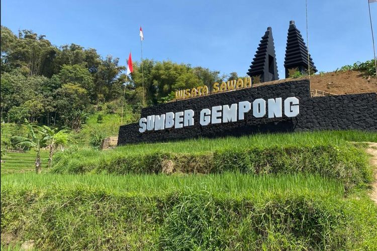 Sawah Sumber Gempong, salah satu wisata alam di Desa Wisata Ketapanrame, Kecamatan Trawas, Kabupaten Mojokerto, Provinsi Jawa Timur. 