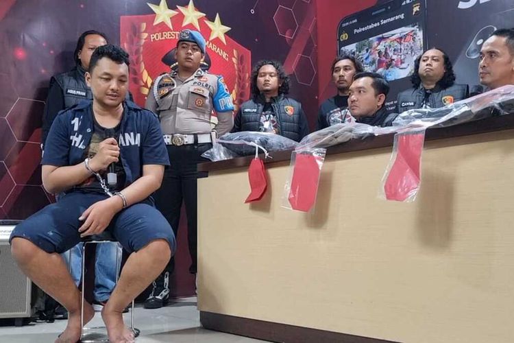 Pelaku pembunuhan sadis itu bernama Baghastian Wahyu Kisara (27) menghadiri konferensi pers di Mapolrestabes Semarang, Selasa (25/7/2023).