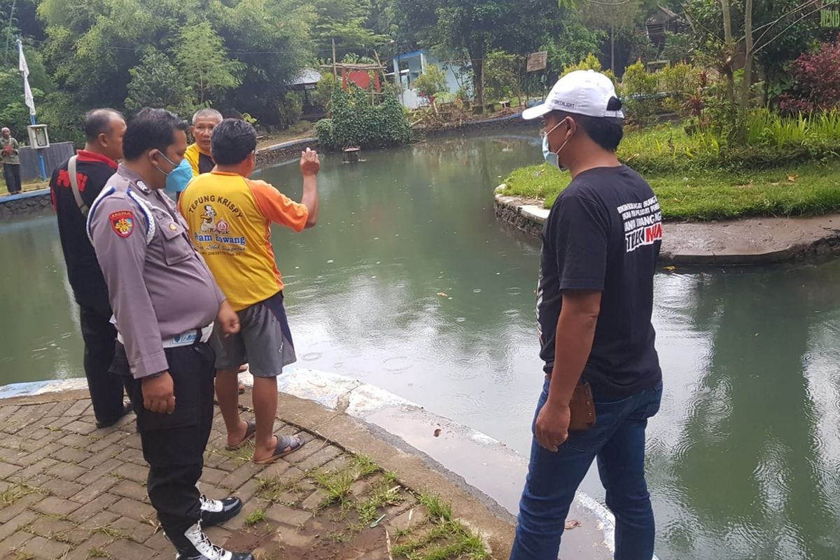 Anggota polisi melihat lokasi pemandian Wendit tempat tewasnya remaja muda akibat tenggelam.