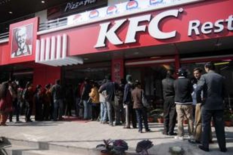 Antrean pelanggan mengular di salah satu gerai KFC di Kathmandu, Nepal.