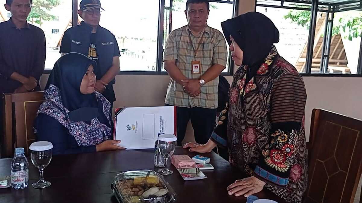 Mensos Tri Risma Salurkan Bantuan untuk Balita Hidrosefalus di Ngawi