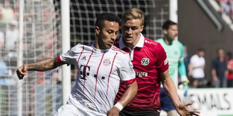 Timo Hubers (kanan) saat berduel dengan Thiago Alcantara (kiri).