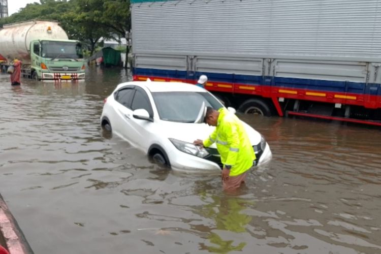 Kendaraan pribadi mogok terjebak banjir di Jalan Pantura Semarang-Demak, Jawa Tengah, Selasa (28/10/2025) pukul 10.00 WIB.
