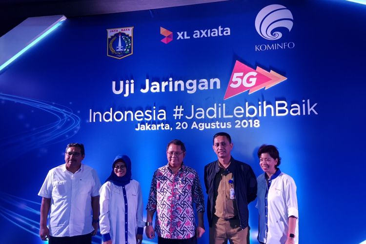 Jajaran manajemen XL Axiata bersama Menkominfo, Rudiantara (tengah) dan perwakilan Pemda DKI Jakarta saat uji coba jaringan 5G XL Axiata di Kota Tua, Jakarta, Senin (20/8/2018).