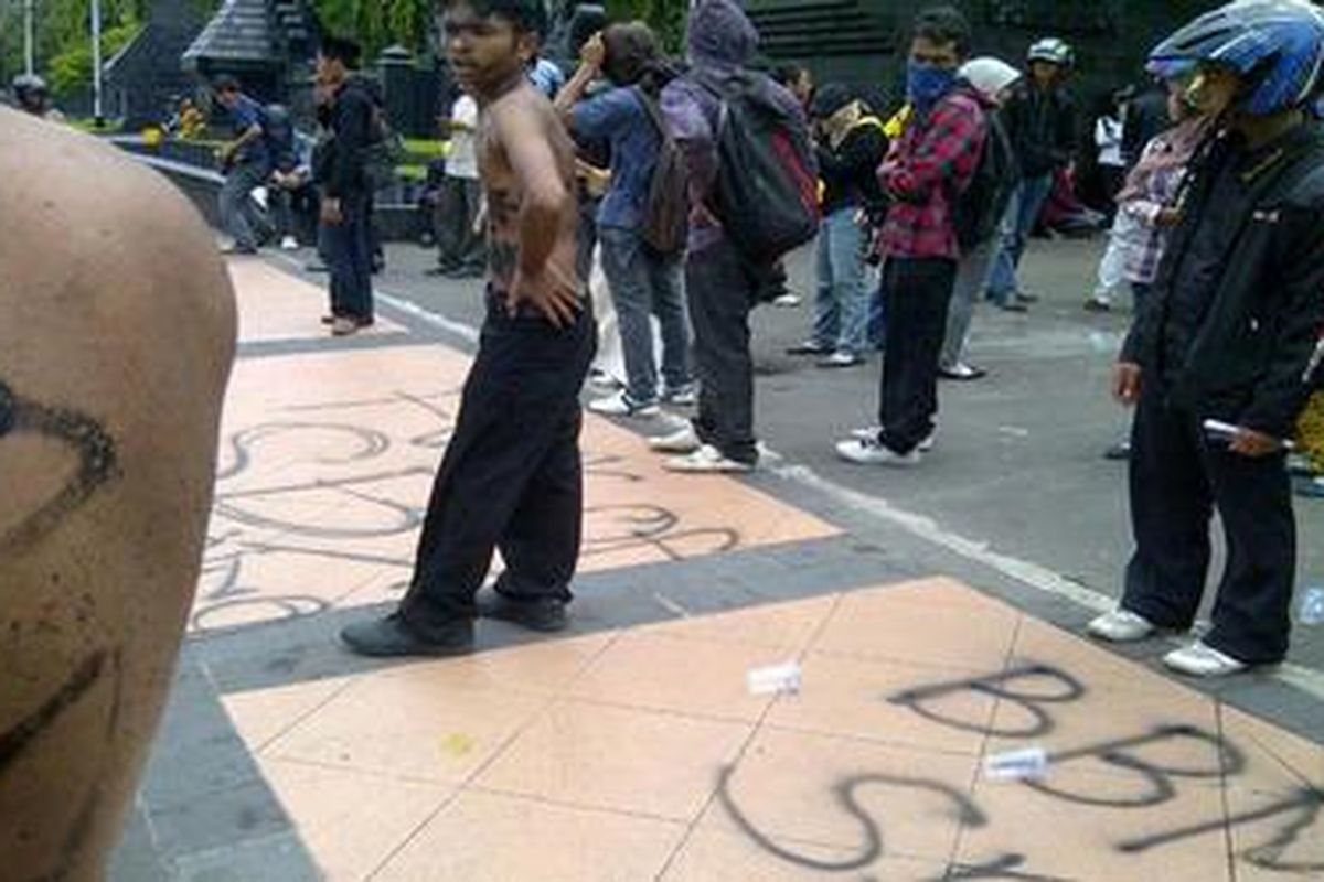 Keinginan para mahasiswa IAIN Walisongo Semarang bertemu anggota DPRD Jateng gagal ketika aksi demo tolak kenaikan harga BBM, Rabu (14/3/2012) di Semarang. Sebagai gantinya, mereka memanfaatkan lantai trotoar untuk ditulisi dengan cat semport sebagai media penyampai aspirasi. Tindakan ini mengundang kritik. 