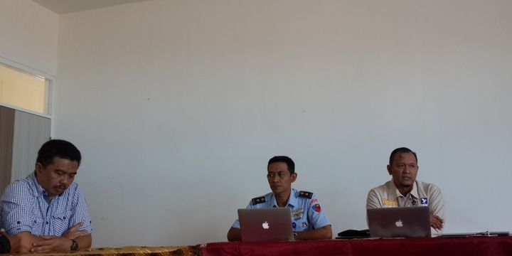 Ketua Paralayang Jawa Timur, Arif Eko Wahyudi (kanan) saat memberikan penjelasan tentang kejadian atlet paralayang yang jatuh di Gunung Banyak, Kota Batu, Selasa (12/6/2018)