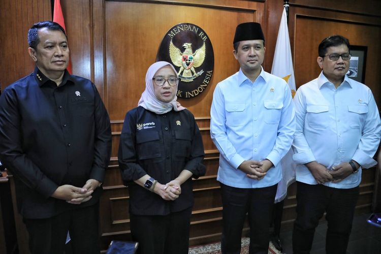 Menteri Pendayagunaan Aparatur Sipil Negara dan Reformasi Birokrasi (Menpan-RB) Rini Widyantini dalam pertemuan dengan Menteri Transmigrasi M Iftitah Sulaiman, di Kantor Kemenpan-RB, Selasa (12/11/2024).