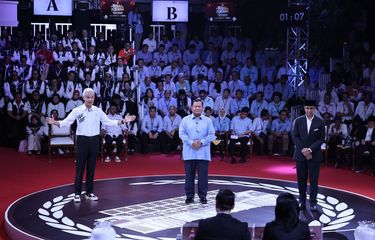 Calon presiden nomor Ganjar Pranowo, Prabowo Subianto, Anies Baswedan (dari kiri ke kanan) dalam debat calon presiden di Kantor Komisi Pemilihan Umum, Jakarta, Selasa (12/12/2023).