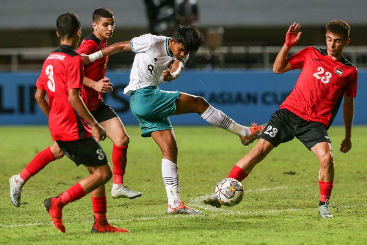 Pemain timnas U17 Indonesia Arkhan Kaka  berebut bola dengan pemain timnas U17 Palestina Baraa Rabei pada laga Kualifikasi Piala Asia U17 2023 di Stadion Pakansari, Kabupaten Bogor, Jumat (7/10/2022). Indonesia menang dengan skor 2-0.