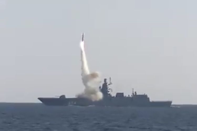 Tangkapan layar dari video uji coba rudal Zircon yang diluncurkan dari kapal tempur Laksamana Gorshkov di Laut Baretns.