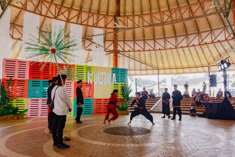 Acara Sunset di Kebun Jakarta 2025. Sunset di Kebun Series 2026 menghadirkan tiga konsep utama yang dimulai dari pertengahan Mei 2026. Siapa saja yang bakal tampil?