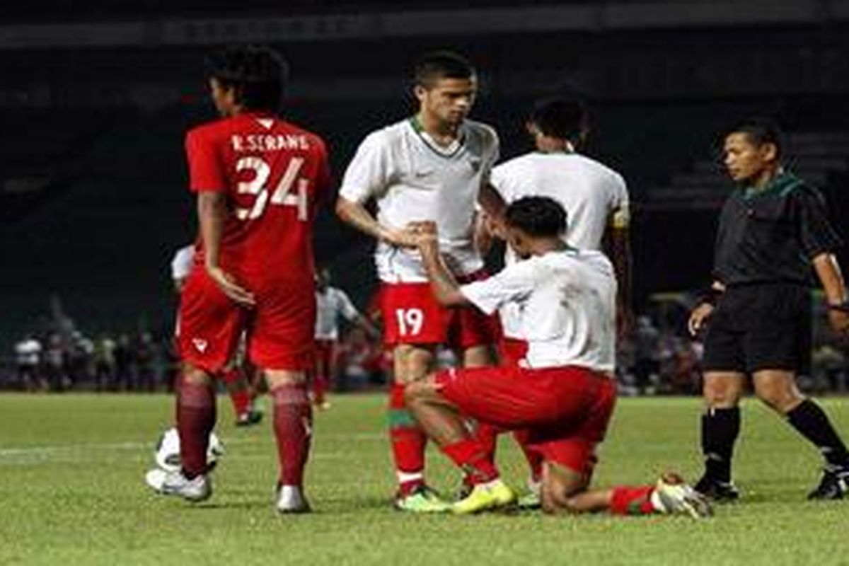 Timnas berlatih tanding dengan Timnas U-23 melawan Pelita Jaya U-23, di Stadion Utama Gelora Bung Karno, Jakarta Selatan, Sabtu (5/2/2011). Timnas hanya mampu bermain seri 1-1 melawan Pelita Jaya, setelah gol Magdis Alfarizi (41) mampu dibalas oleh Hendro Siswanto pada menit 44.