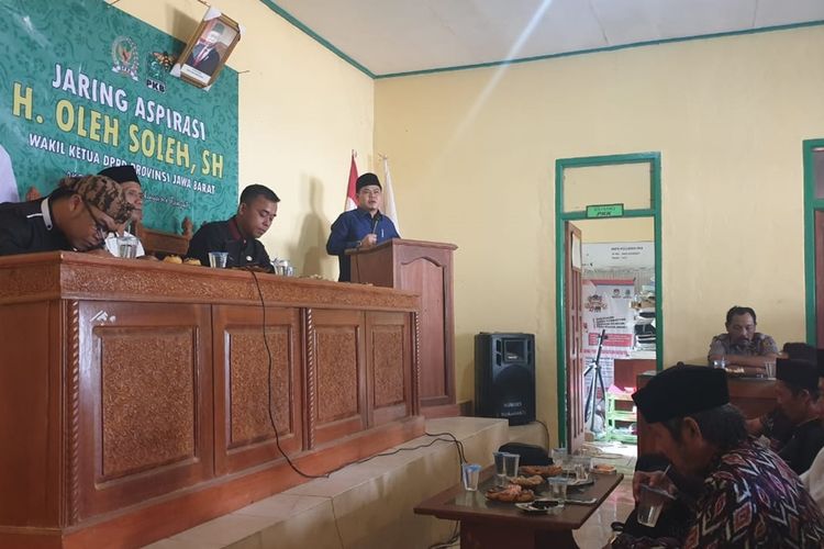 Wakil Ketua DPRD Jawa Barat Oleh Soleh menjaring aspirasi dari sejumlah pondok pesantren di Jawa Barat, Kamis (5/12/2019).