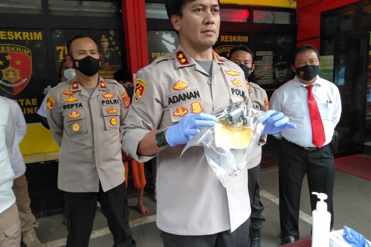Kasatreskrim Polrestabes Bandung AKBP Adanan Mangopang tengah memperlihatkan barang bukti senpi rakitan yang dibawa pelaku