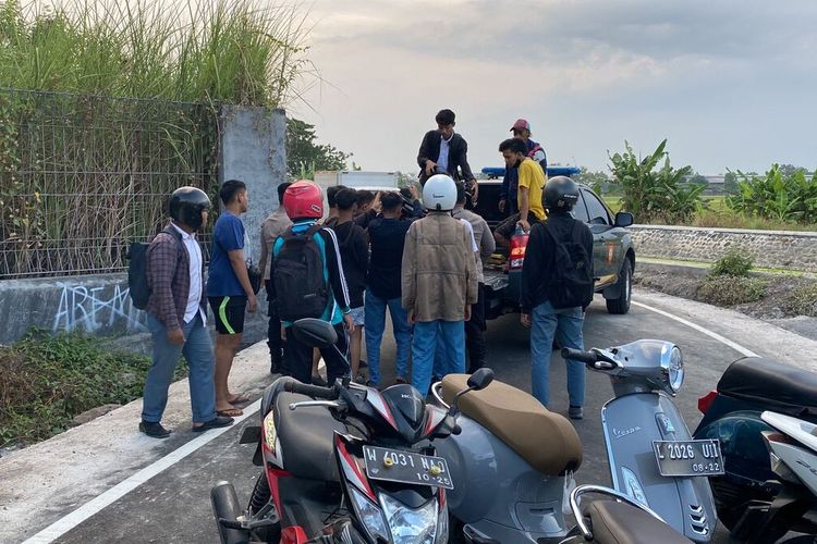 Petugas dari Kepolisian Resor Kota Mojokerto, mengamankan sejumlah motor yang digunakan untuk balap liar di wilayah Kota Mojokerto, Jawa Timur, Selasa (6/9/2022) petang.