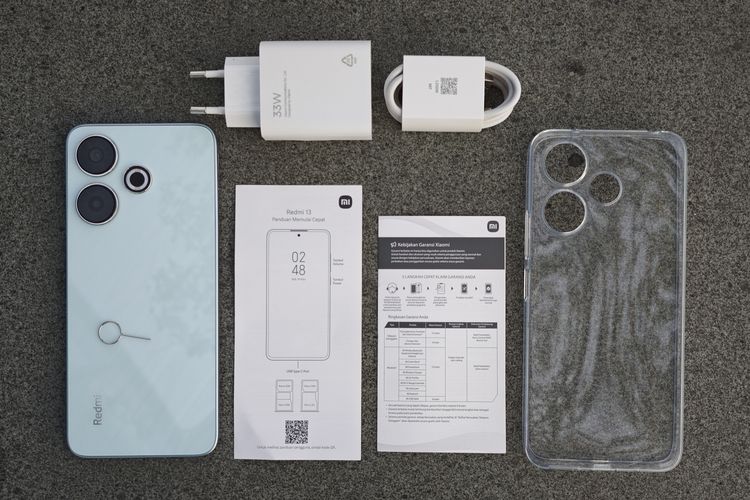 Rangkaian aksesori pelengkap di kotak kemasan Xiaomi Redmi 13