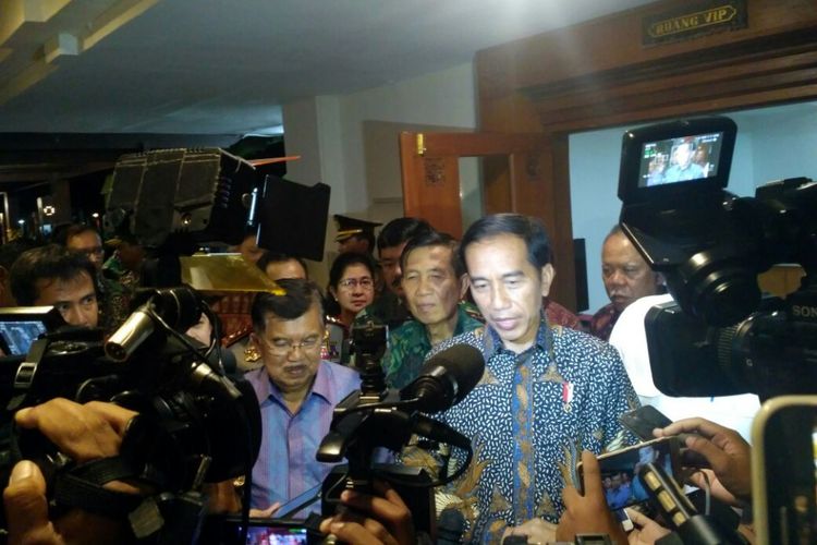 Presiden Joko Widodo (Jokowi) seusai memimpin rapat kabinet terbatas di Bali, Jumat (22/12/2017).