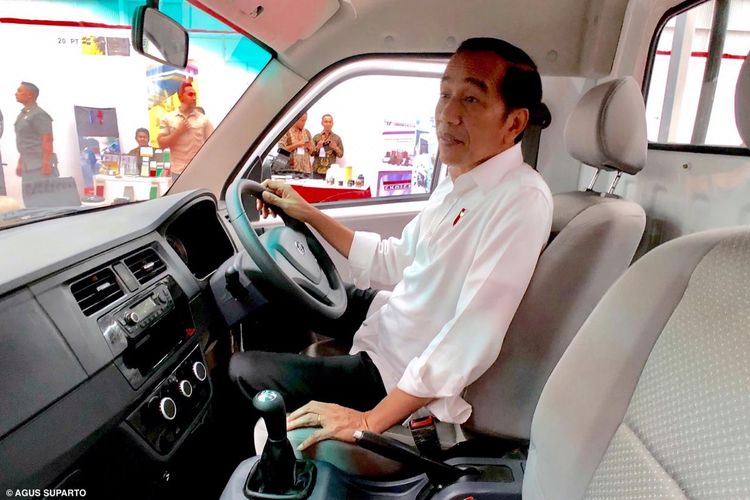 Presiden Jokowi mencoba mobil Esemka di pabrik Esemka di Boyolali, Jawa Tengah.
