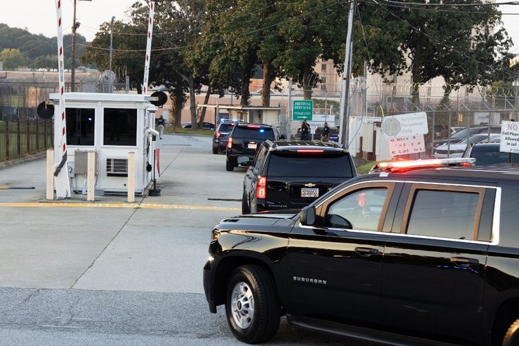 ATLANTA, GEORGIA - 24 AGUSTUS: Sebuah mobil SUV yang membawa mantan Presiden Donald Trump masuk ke dalam Penjara Fulton County pada tanggal 24 Agustus 2023 di Atlanta, Georgia. Trump dan 18 orang lainnya yang menghadapi dakwaan kejahatan dalam kasus yang terkait dengan gangguan Pemilu 2020 di Georgia harus menyerahkan diri kepada pihak berwenang pada 25 Agustus.   Jessica McGowan/Getty Images/AFP 