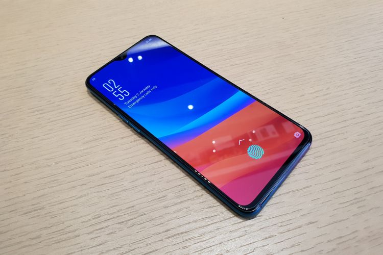 Oppo R17 Pro memiliki bentang layar seluas 6,4 inci dengan panel AMOLED. Rasio layar ke bodi mencapai 91,5 persen. 