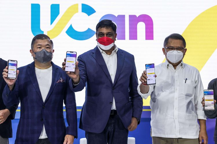 President Director & CEO of Indosat Ooredoo Hutchison Vikram Sinha (tengah) berbincang dengan Komisaris Independen Indosat Ooredoo Hutchison Rudiantara (kanan) dan Acting CEO PT Bank QNB Indonesia Tbk. (BKSW) Geoffry Nugraha saat peluncuran UCan di Kantor Indosat, Jakarta Pusat, Rabu (19/1/2022). UCan merupakan sebuah produk pinjaman digital yang dapat diakses melalui aplikasi myIM3. UCan menawarkan dua fitur utama yaitu Cash Withdrawal, fitur tarik tunai yang dapat ditransfer ke rekening bank pengguna, serta fitur Instalment untuk membeli produk paket data Indosat Ooredoo Hutchison yang tersedia secara eksklusif untuk pengguna UCan.