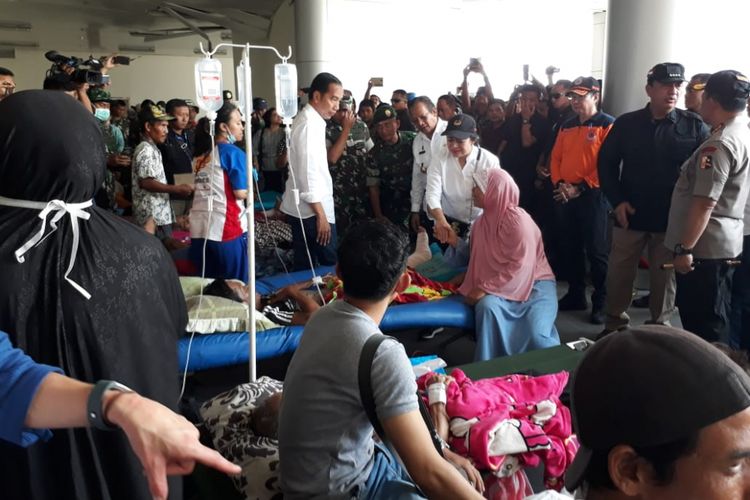 Presiden RI Joko Widodo bersama Ibu Iriana tiba di Palu, Sulawesi Tengah, Rabu (3/10/2018). Kunjungan Jokowi ke Palu untuk kedua kalinya pasca-gempa dan tsunami melanda Palu dan Donggala. Presiden menemui korban gempa dan tsunami yang dirawat dan mengungsi di Bandara Sis Al-Jufri.