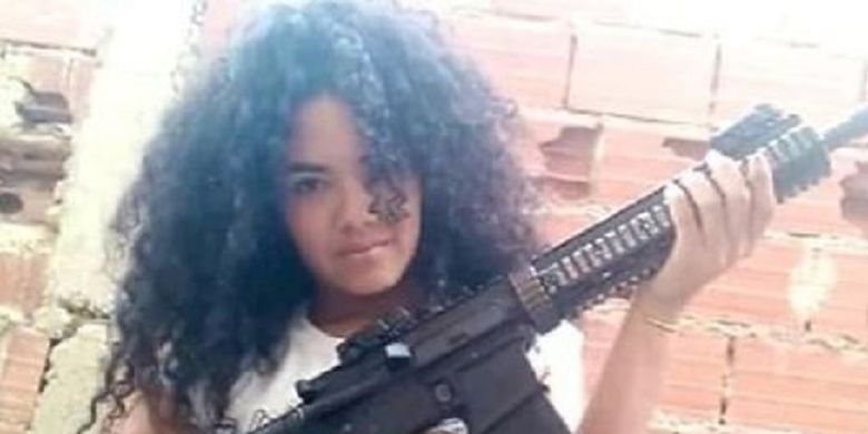 Carla Diaz Torrealba, seorang gadis 22 tahun yang dijuluki Si Rambut, dan merupakan salah satu gangster ditakuti di Venezuela.