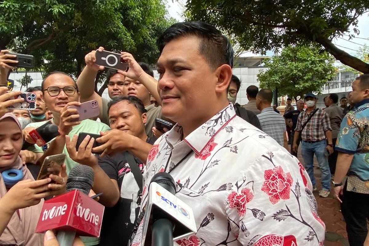 Direktur Reserse Kriminal Khusus Polda Metro Jaya Kombes Ade Safri Simanjuntak memberikan keterangan terkait kasus dugaan pemerasan eks Mentan Syahrul Yasin Limpo di Mapolda Metro Jaya, Jumat (24/11/2023). 