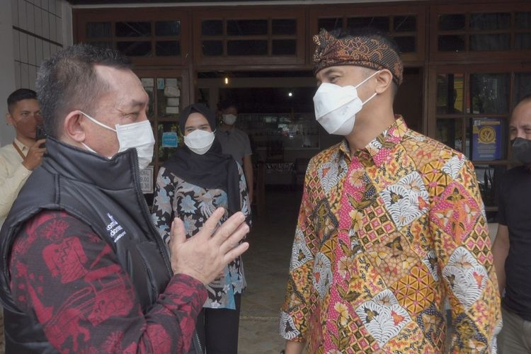 Dirjen Bina Pemdes Kemendagri Yusharto Huntoyungo bersama Plt Bupati Bandung Barat Hengky Kurniawan.