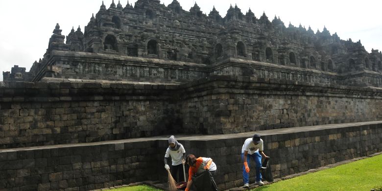 Pengelola membersihkan lingkungan sekitar Candi Borobudur, Magelang, dalam rangka hari Peduli Sampah Nasional, Jumat (24/2/2017).