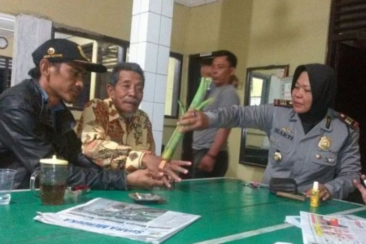 Kapolsek Bulakamba, AKP Harti (kanan) mengobati luka lecet yang dialami seorang kakek asal Cirebon yang tersesat di Bulakamba, Brebes, Jawa Tengah.