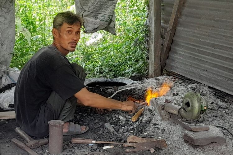 Idul Adha Kian Dekat, Warga Kulon Progo Mulai Buru Pisau Kurban dan Jasa Pandai Besi