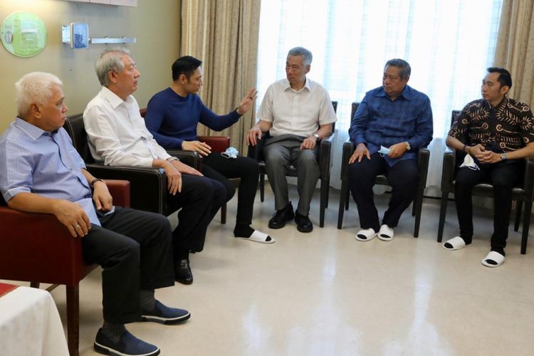 Perdana Menteri Singapura, Lee Hsien Loong beserta Madam Ho Ching dan Wakil PM Singapura, Mr. Teo Chee Hean and Mrs Teo, menjenguk Ani Yudhoyono di National University Hospital, Singapura, Jumat (15/2/2019). 