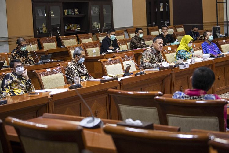 Ketua KPK Firli Bahuri (tengah) didampingi para Wakil Ketua (kiri ke kanan) Nawawi  Pomolango, Alexander Marwata, Lili Pintauli Siregar dan Nurul Ghufron melakukan rapat dengar pendapat dengan Komisi III DPR di Kompleks Parlemen, Senayan, Rabu (29/4/2020). Rapat yang dihadiri perwakilan kelompok fraksi dan diikuti anggota lainnya secara virtual tersebut membahas langkah antisipasi KPK dalam melakukan pengawasan anggaran penangangan COVID-19. ANTARA FOTO/Sigid Kurniawan/aww.