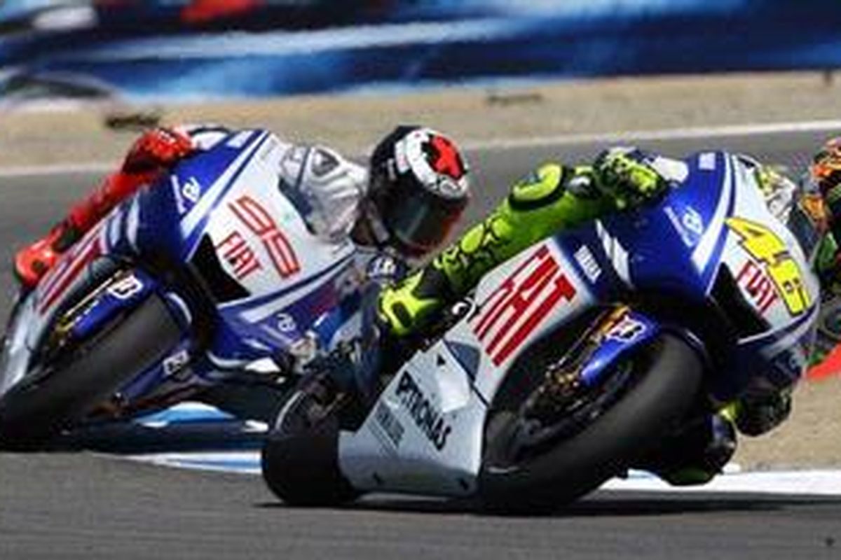 Valentino Rossi (kanan), ketika masih berada di tim Yamaha dan setim dengan Jorge Lorenzo (kiri).