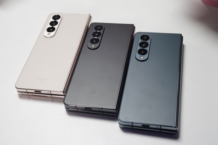 Samsung Galaxy Z Fold 4 varian warna Beige, Phantom Black, dan Graygreen.