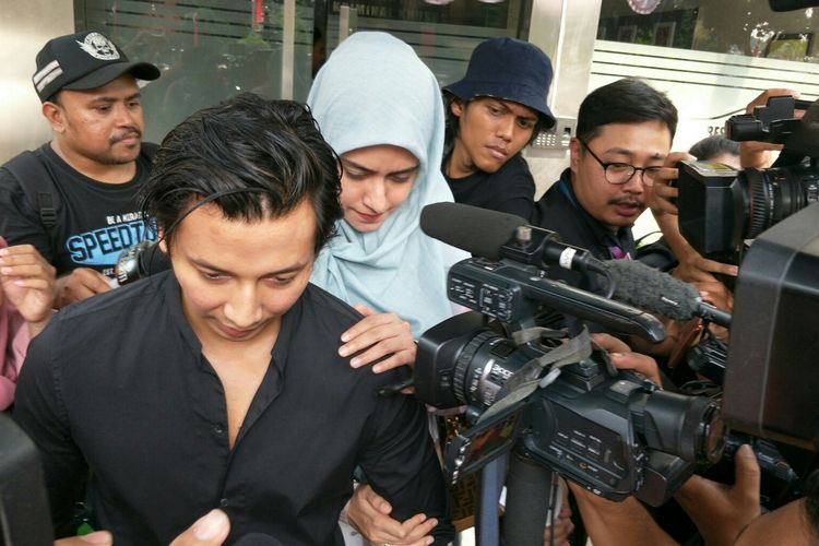 Artis sinetron Sonny Septian mendampingi istrinya Fairuz A Rafiq usai menjalani pemeriksaan di Polda Metro Jaya, Semanggi, Jakarta Selatan, Rabu (3/7/2019).
