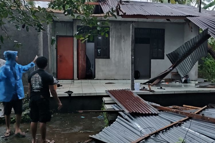 Sebuah rumah di Desa Sambangan, Kecamatan Sukasada, Kabupaten Buleleng, Provinsi Bali, rusak diterjang angin puting beliung, Sabtu (9/3/2024) petang.