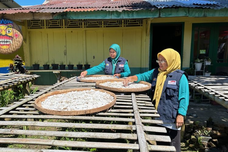Lilik Sri Rahayu (61) bersama warga sekitar menjemur potongan singkong untuk diolah menjadi tepung mocaf di rumahnya di Kampung Kawista, Adiwarno, Selomerto, Wonosobo, Jawa Tengah (8/5/2024). Lilik merupakan salah satu pelaku UMKM yang mengolah tepung mocaf menjadi tiwul instan.