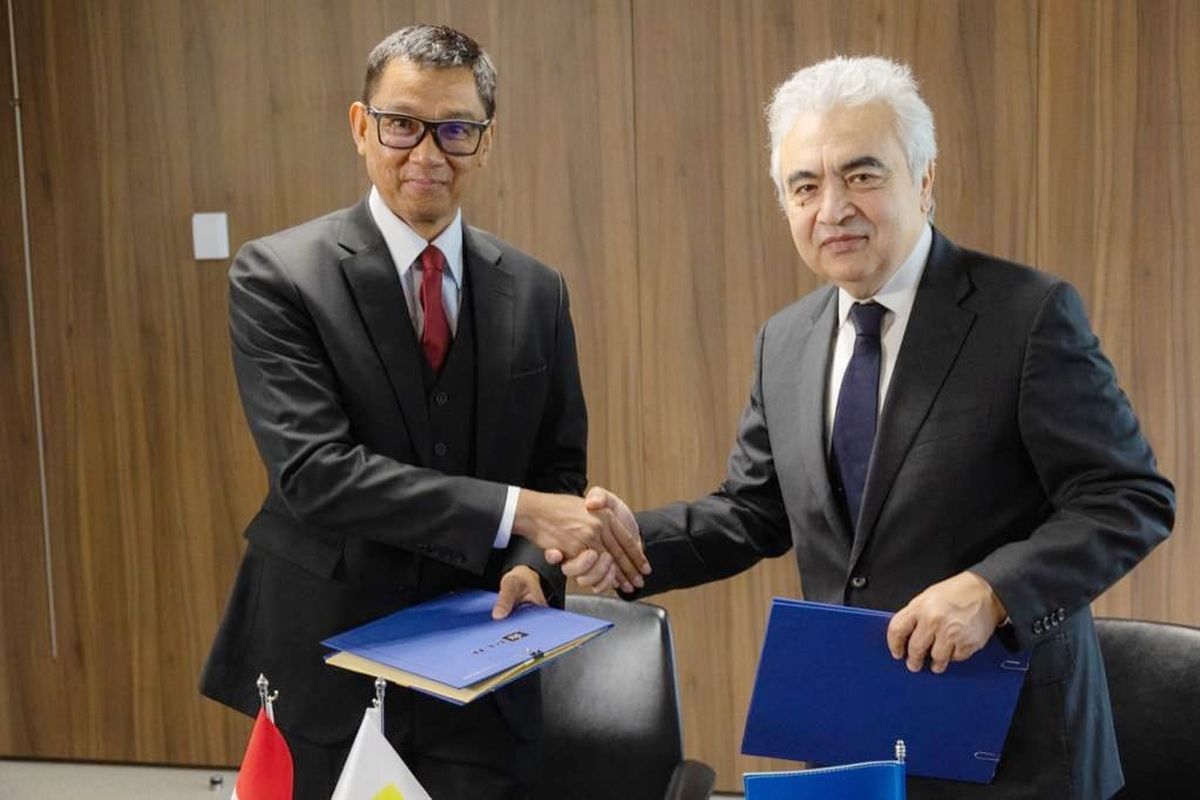 Penandatanganan noota kesepahaman antara Direktur Utama (Dirut) PLN Darmawan dan Executive Director of IEA Fatih Birol.
