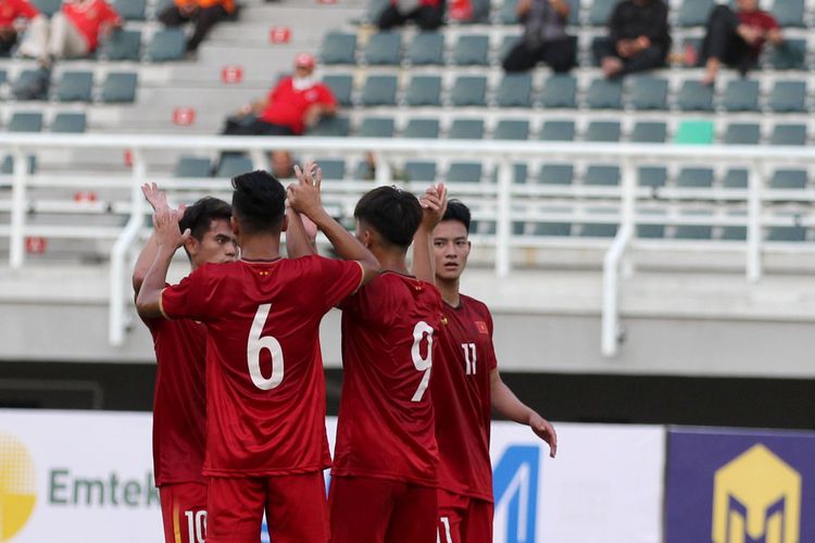 Pemain Vietnam melakukan selebrasi seusai menjebol gawang Hongkong saat pertandingan Kualifikasi Piala Asia U20 2023 yang berakhir dengen skor 5-1 di Stadion Gelora Bung Tomo Surabaya, Rabu (14/9/2022). Terkini, Vietnam menang telak 4-0 atas Timor Leste.