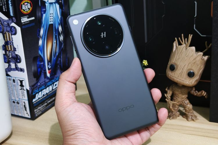 Bagian belakang Oppo Find X8 Pro. Desain punggung Oppo Find X8 Pro terlihat cukup elegan dengan warna hitam yang keabu-abuan dan tak terlalu pekat. 

Punggung ponsel ini juga tidak mengilap sehingga tak begitu licin ketika digenggam berlama-lama, serta mudah dibersihkan dari bekas sidik jari. 