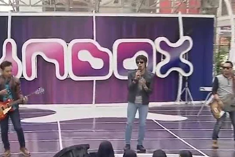 Papinka saat perform di Inbox membawakan lagu Dirimu Bukan Untukku