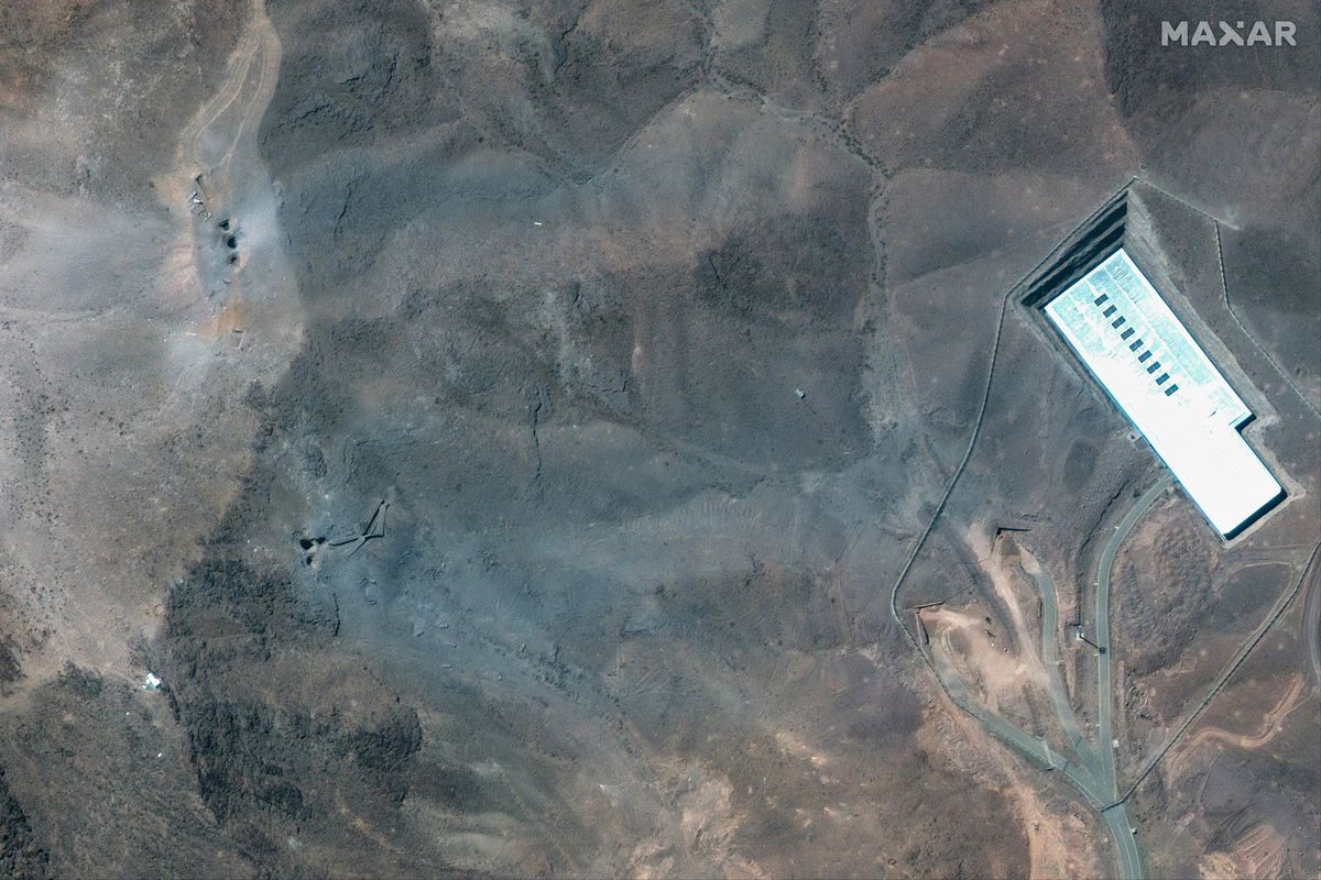 Gambar dari citra satelit Maxar memperlihatkan enam lubang di situs nuklir Iran di Fordo atau Fordow, setelah serangan Amerika Serikat menggunakan bom GBU-57 Massive Ordnance Penetrator (MOP), Minggu (22/6/2025).
