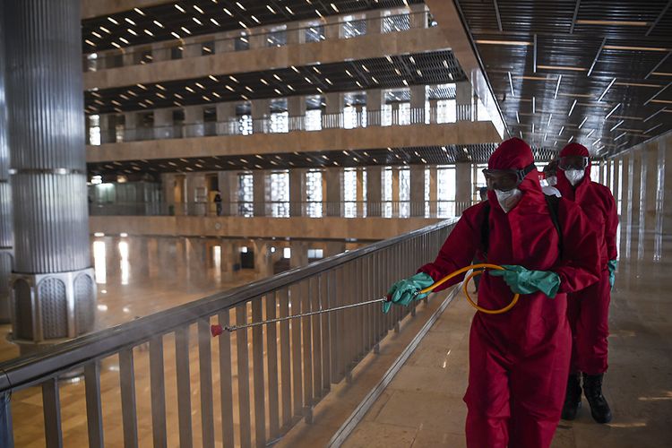 Petugas pemadam kebakaran dan penyelamatan DKI Jakarta menyemprotkan disinfektan di Masjid Istiqlal Jakarta, Rabu (3/6/2020). Penyemprotan tersebut sebagai upaya mencegah penyebaran virus corona (COVID-19) di rumah ibadah jika nantinya kembali dibuka untuk umum saat pemberlakuan tatanan hidup normal baru (new normal).