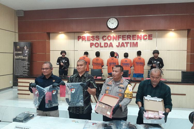 Polisi menunjukkan tersangka dan barang bukti kasus penembakan di Sampang, Kamis (11/1/2024). (Kompas.com/Achmad Faizal)